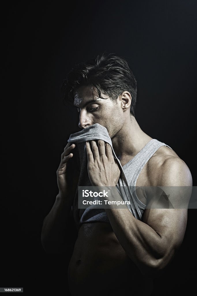 Giovane uomo exercicing in palestra. - Foto stock royalty-free di 16-17 anni