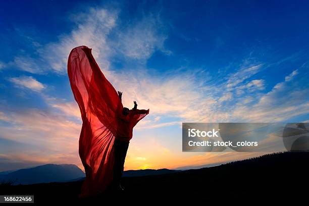 Donna Libera - Fotografie stock e altre immagini di Alba - Crepuscolo - Alba - Crepuscolo, Rosso, Vestito da donna