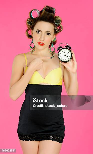 Pin Up Mulher Com Relógio - Fotografias de stock e mais imagens de Mostrar - Mostrar, Mulheres, Tempo