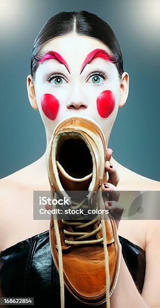 Foto de Gritar Alto e mais fotos de stock de Mulheres - Mulheres, Sapato, Só Uma Mulher