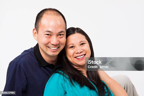 Coppia Asiatica - Fotografie stock e altre immagini di 30-34 anni - 30-34 anni, 35-39 anni, Abbracciare una persona