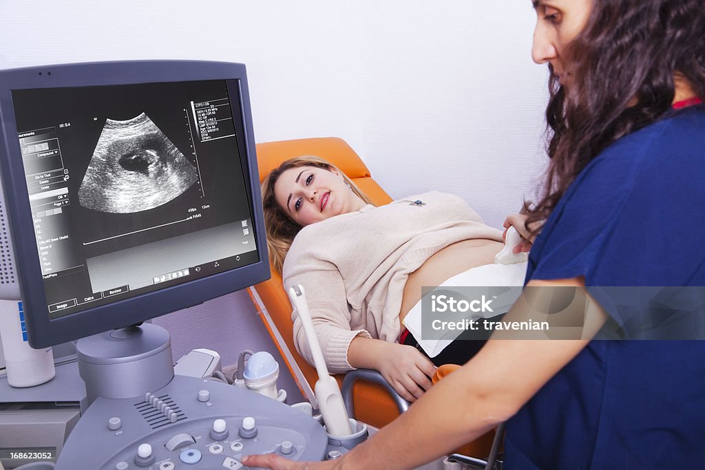 Mujer recibiendo ecografía - Foto de stock de Abdomen libre de derechos