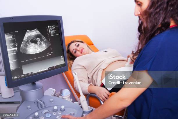 Mujer Recibiendo Ecografía Foto de stock y más banco de imágenes de Abdomen - Abdomen, Abdomen humano, Acostado