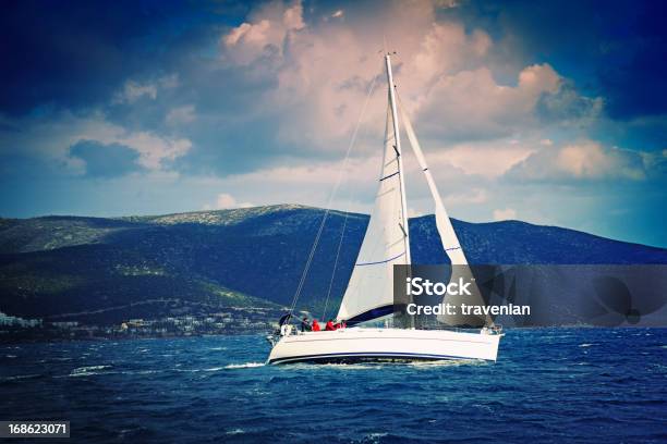 Squadra Di Vela Per Yacht E Le Tempeste - Fotografie stock e altre immagini di Andare in barca a vela - Andare in barca a vela, Barca a vela, Gara sportiva