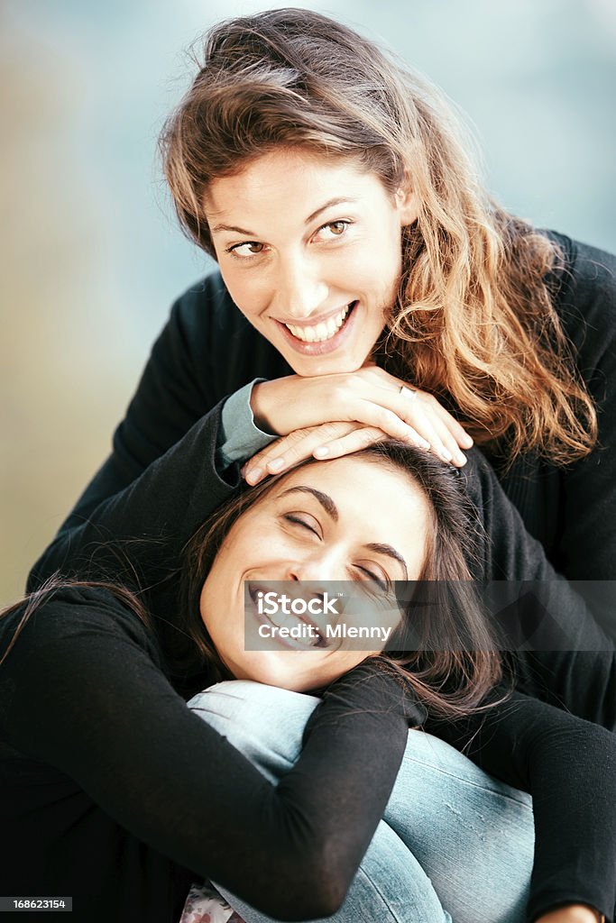 Zusammenhalt, glückliche Mädchen entspannend - Lizenzfrei Berufliche Partnerschaft Stock-Foto