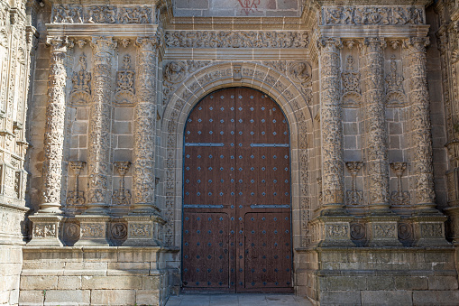 Puerta de entrada renacentista de estilo plateresco de la catedral siglo XV de Plasencia, España