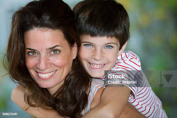 행복함 구슬눈꼬리 아들 2명에 대한 스톡 사진 및 기타 이미지 - 2명, 6-7 살, 가족