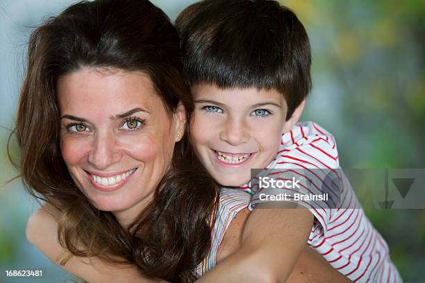 Feliz Mãe E Filho - Fotografias de stock e mais imagens de 6-7 Anos - 6-7 Anos, Adulto, Adulto maduro