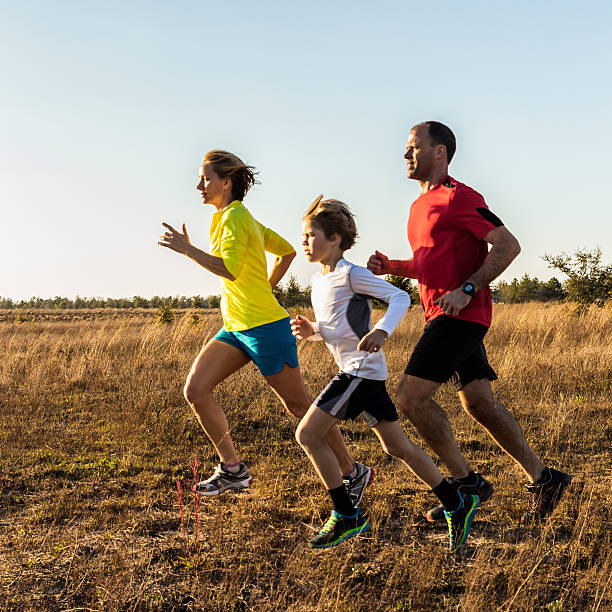 familia para trotar - family sport exercising jogging fotografías e imágenes de stock