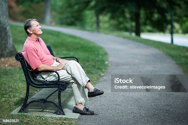 Alter Mann Entspannend Auf Park Bench Stockfoto und mehr Bilder von Parkbank - Parkbank, Eine Person, Menschen