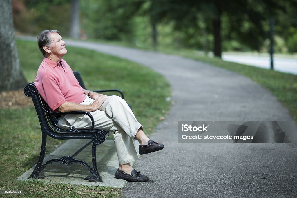 Старший мужчина расслабиться на парк Скамейка. - Стоковые фото Садовая скамья роялти-фри