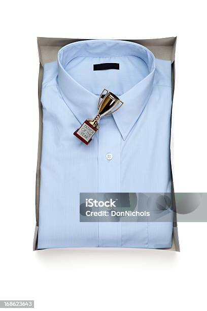 Photo libre de droit de Father S Day Gift Chemise Et Trophy banque d'images et plus d'images libres de droit de Boîte - Boîte, Chemise, Fond blanc