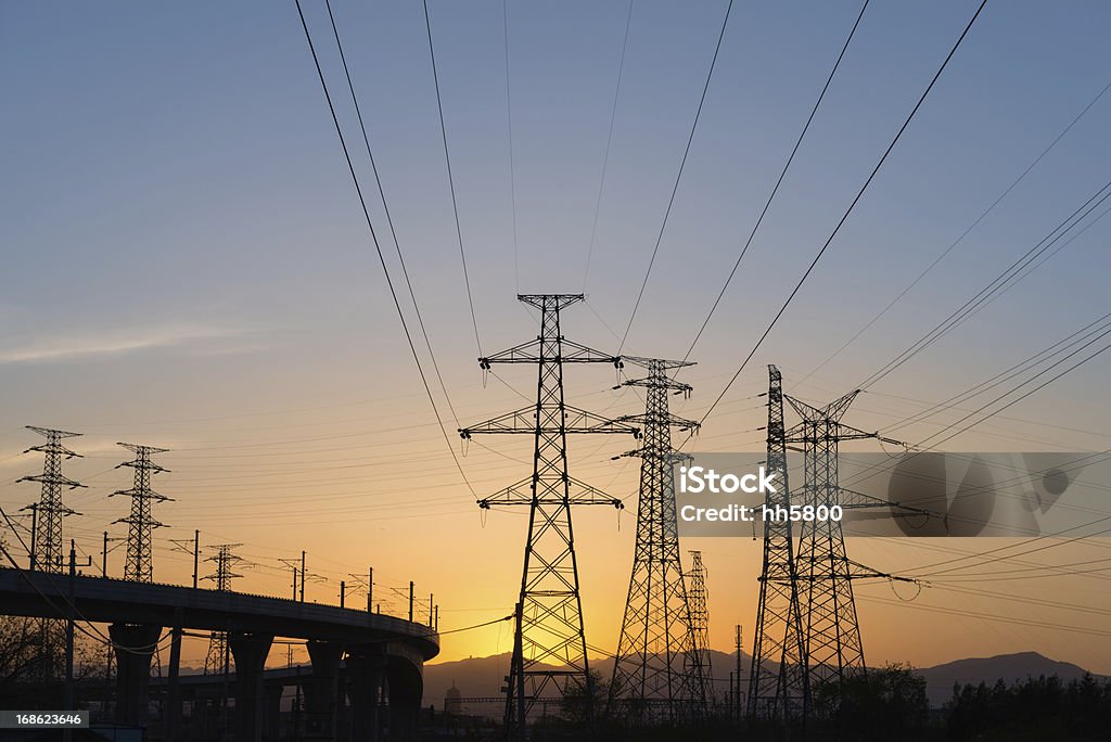 Torre de conducción eléctrica - Foto de stock de Acero libre de derechos