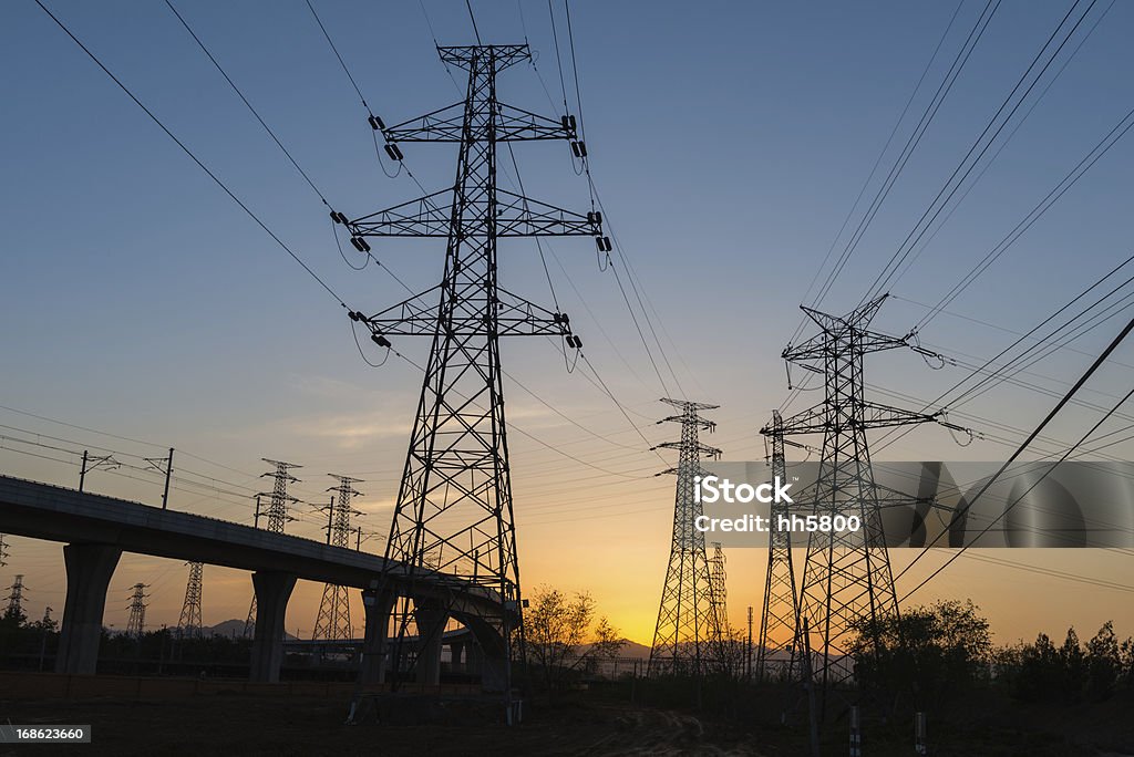 Pylône électrique haute tension au coucher du soleil - Photo de Acier libre de droits