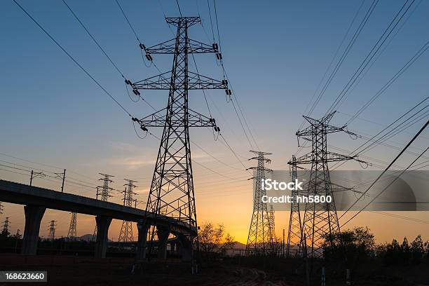 Photo libre de droit de Pylône Électrique Haute Tension Au Coucher Du Soleil banque d'images et plus d'images libres de droit de Acier