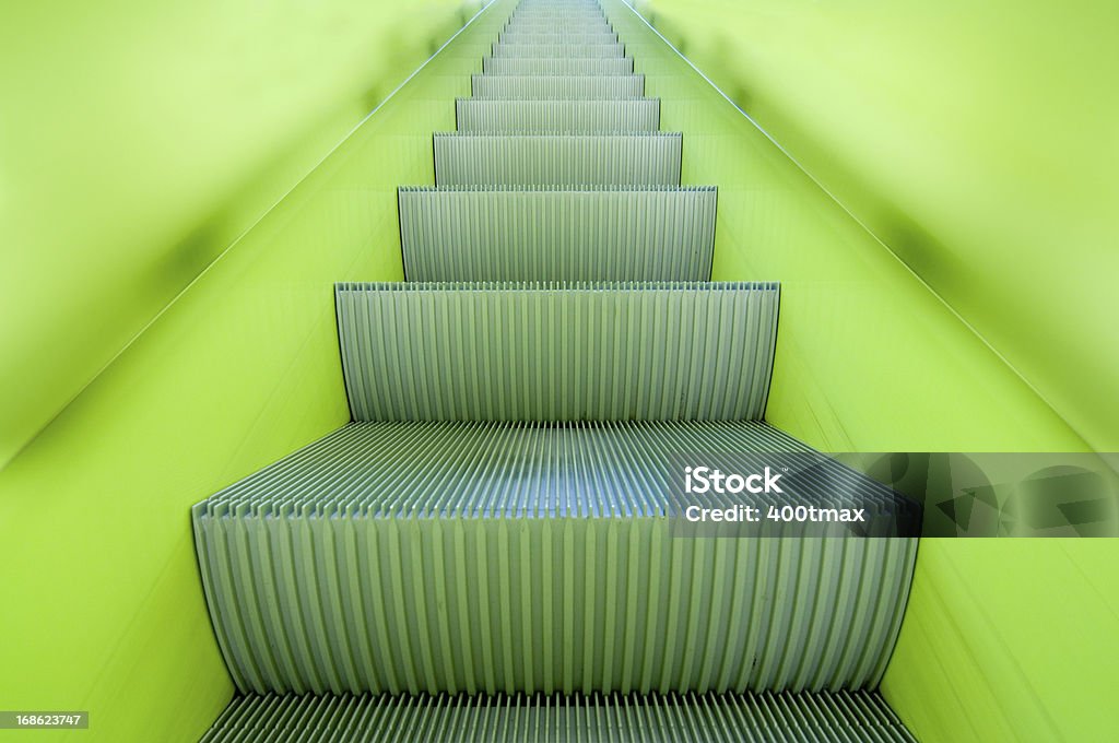Le futur Vert néon Escalier roulant - Photo de Escalier libre de droits