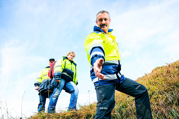 equipe de paramedics - rescue mountain horizontal three people - fotografias e filmes do acervo