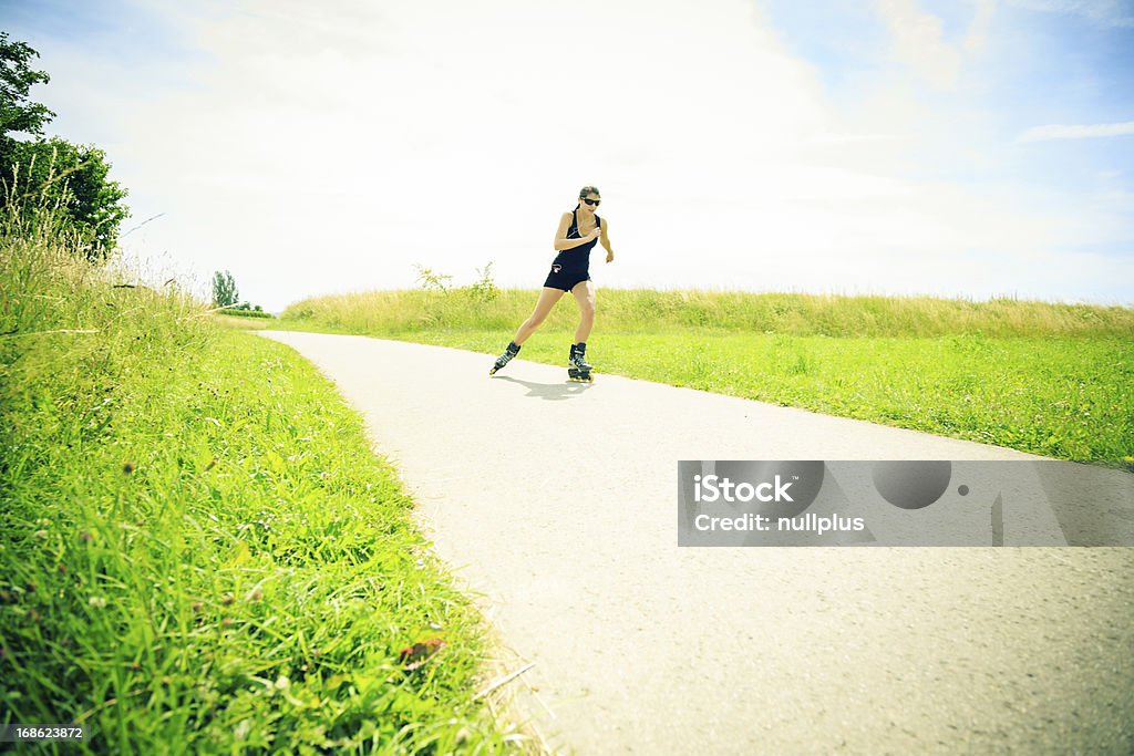 Jeune femme avec skates - Photo de Activité libre de droits