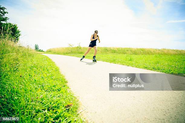 Photo libre de droit de Jeune Femme Avec Skates banque d'images et plus d'images libres de droit de Activité - Activité, Activité physique, Adulte