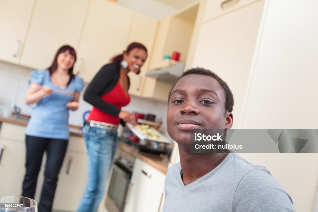 Amici avendo una cena - Foto stock royalty-free di Adulto