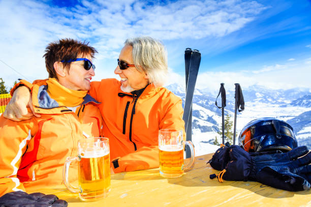 skifahren altes paar hat eine pause - beer ski apres ski snow stock-fotos und bilder