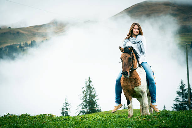 mulher em um cavalo em sua fazenda - lenk im simmental - fotografias e filmes do acervo