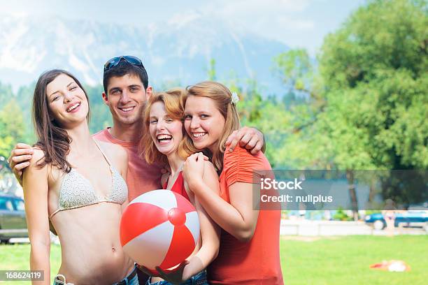 Photo libre de droit de Amis Samuser À Lextérieur banque d'images et plus d'images libres de droit de Adulte - Adulte, Amitié, Balle ou ballon