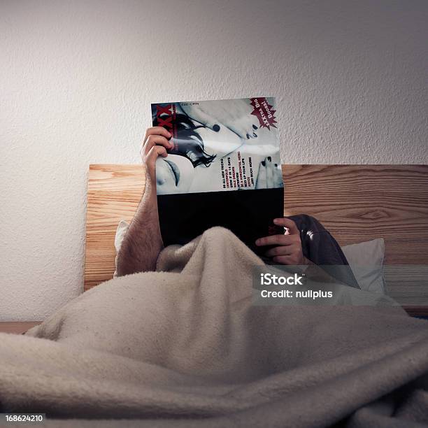 Hombre Disfrutando De Una Revista Porn Foto de stock y más banco de imágenes de Pornografía - Pornografía, Revista - Publicación, Comportamiento sexual humano