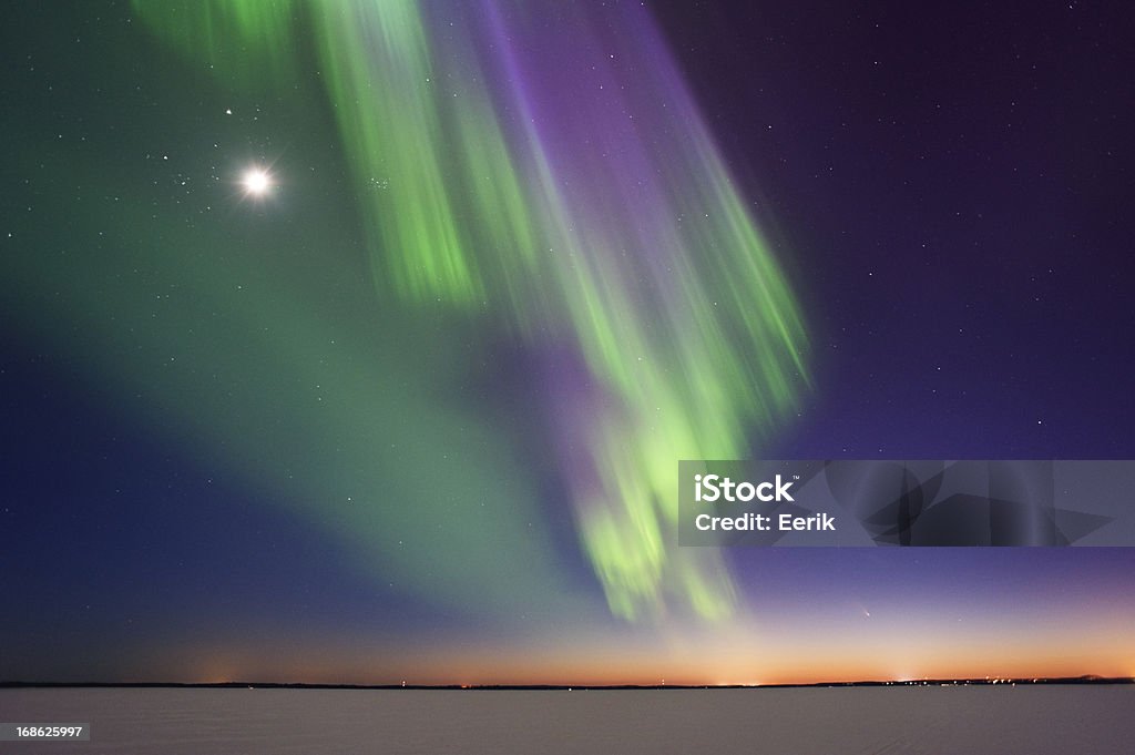 Aurora boreal y Luna - Foto de stock de Aurora boreal libre de derechos