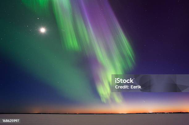 Foto de Aurora Boreal E Da Lua e mais fotos de stock de Aurora boreal - Aurora boreal, Finlândia, Neve
