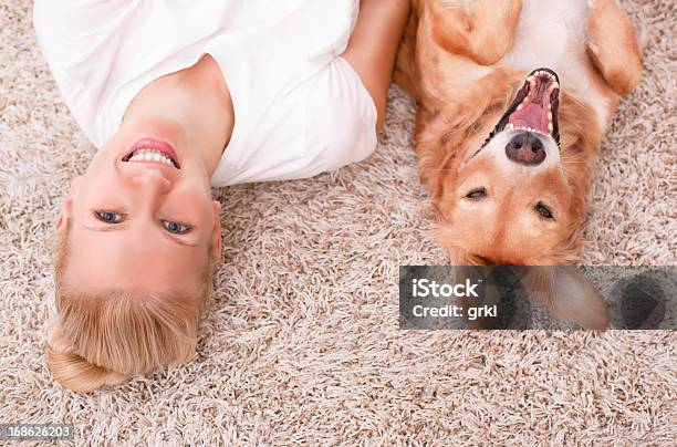 Disfruta De La Alfombra Con Perros Foto de stock y más banco de imágenes de Mujeres - Mujeres, Moqueta, Perro