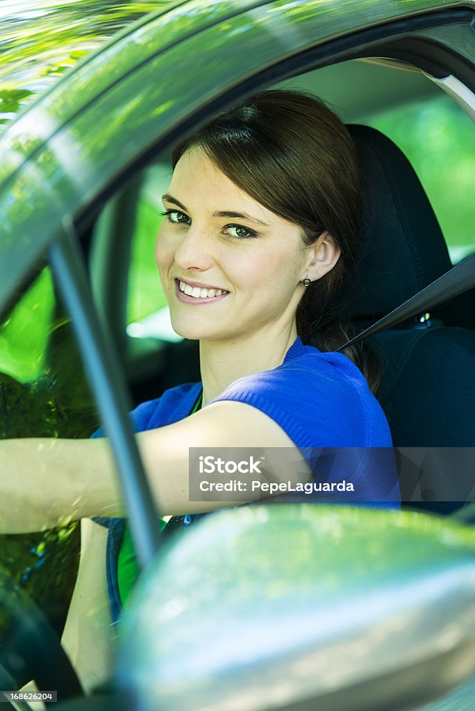 Jeune femme conduire une voiture - Photo de 25-29 ans libre de droits