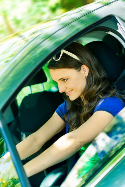 若い女性が運転車 - utilitario ストックフォトと画像