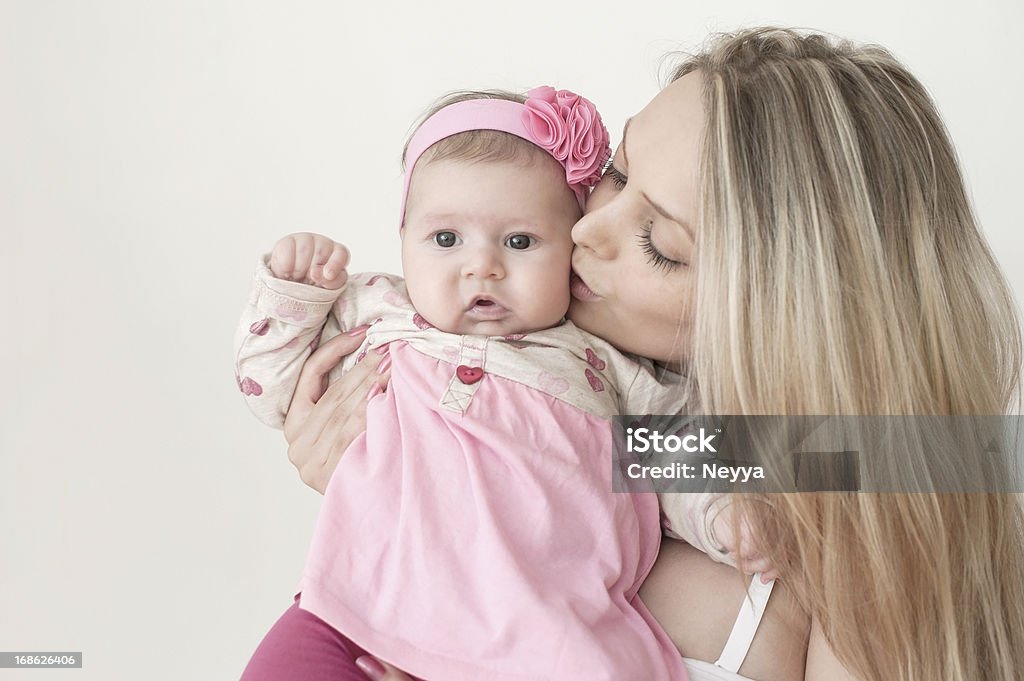 Belle femme et son bébé - Photo de 2-5 mois libre de droits