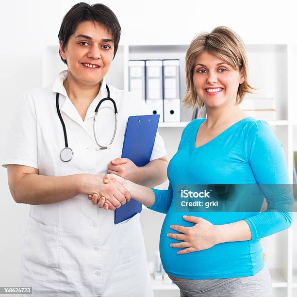 Schwangere Frau Stockfoto und mehr Bilder von Allgemeinarztpraxis - Allgemeinarztpraxis, Arzt, Attraktive Frau