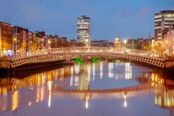 ha'penny bridge, à dublin en irlande - dublin ireland bridge hapenny penny photos et images de collection