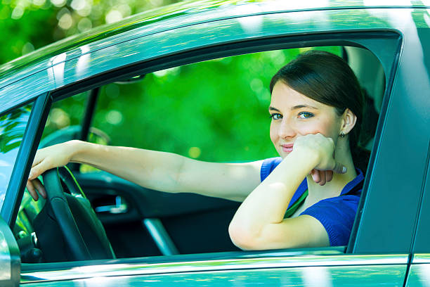 若い女性が運転車 - utilitario ストックフォトと画像