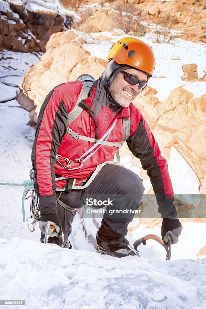 Jovem de escalada no gelo - Foto de stock de Adulto royalty-free