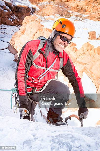 Jovem Escalada No Gelo - Fotografias de stock e mais imagens de Adulto - Adulto, Ao Ar Livre, Aspiração