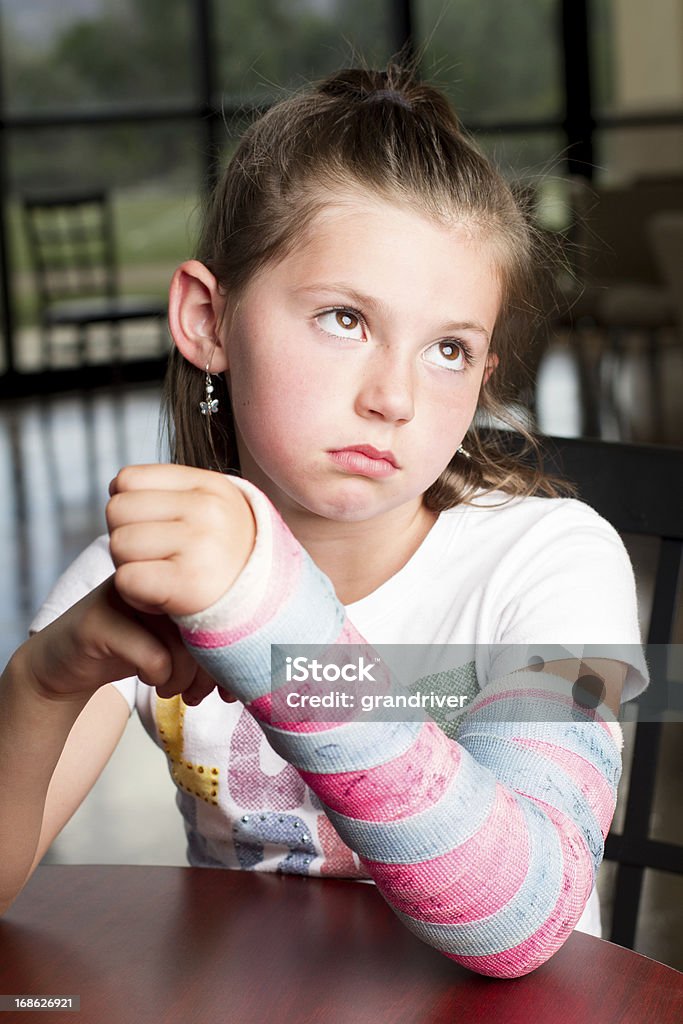 Хорошенькая девочка с Сломанная рука - Стоковые фото Гипсовая повязка роялти-фри