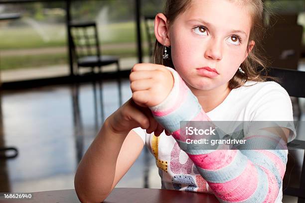 Bella Ragazza Con Un Braccio Rotto - Fotografie stock e altre immagini di Braccio rotto - Braccio rotto, Bambino, Bambine femmine