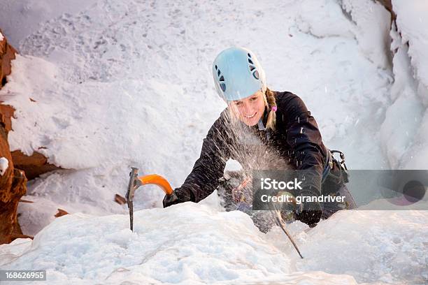 Jovem Mulher A Escalar No Gelo - Fotografias de stock e mais imagens de Escalar no Gelo - Escalar no Gelo, Sucesso, Adulto