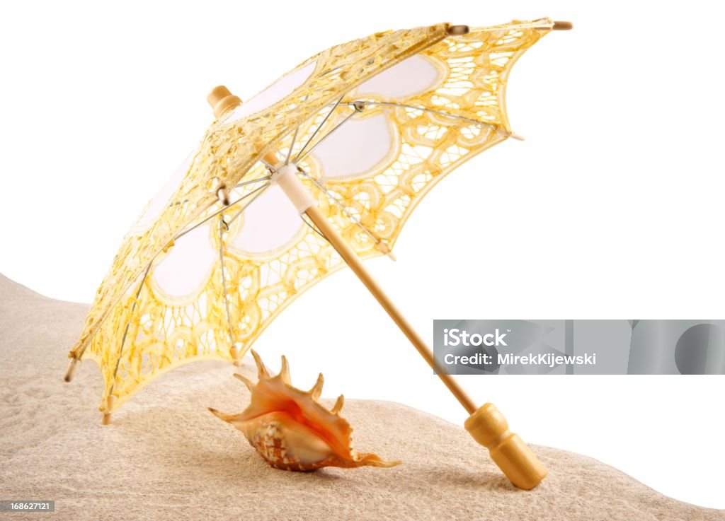 Shell sous un parasol sur la plage de sable fin, un arrière-plan blanc - Photo de Dentelle - En matière textile libre de droits