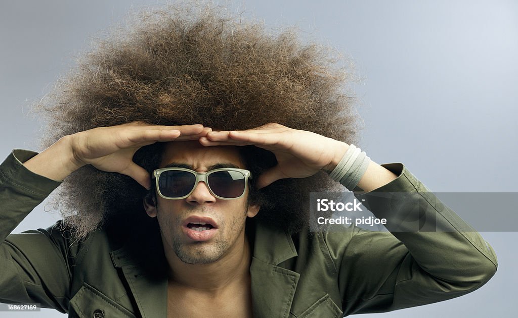 Садовый человек с большим Афро волос и солнцезащитные очки - Стоковые фото 20-24 года роялти-фри