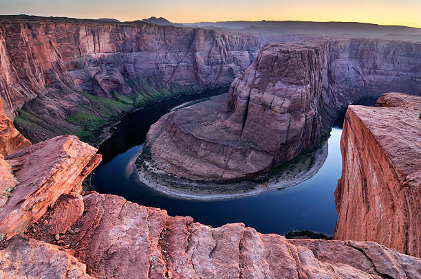 twilight landschaft von horseshoe bend, der colorado river, arizona, usa - majestic mountain river horseshoe bend stock-fotos und bilder