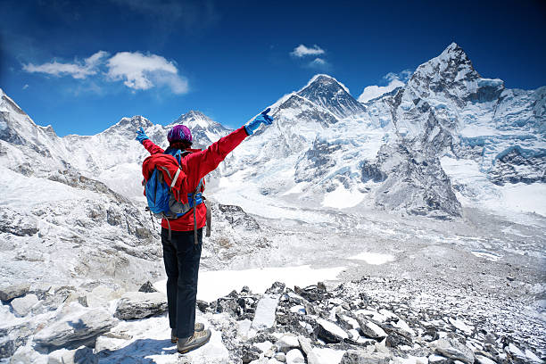 top of the world - himalayas mountain climbing nepal climbing stock-fotos und bilder