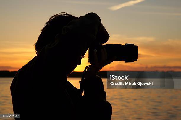 Mulher De Fotógrafo E Pôr Do Sol Sobre O Lago - Fotografias de stock e mais imagens de Adulto - Adulto, Anoitecer, Ao Ar Livre