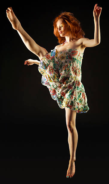 danseuse gracieuse preforming - sports clothing kicking high up tall photos et images de collection