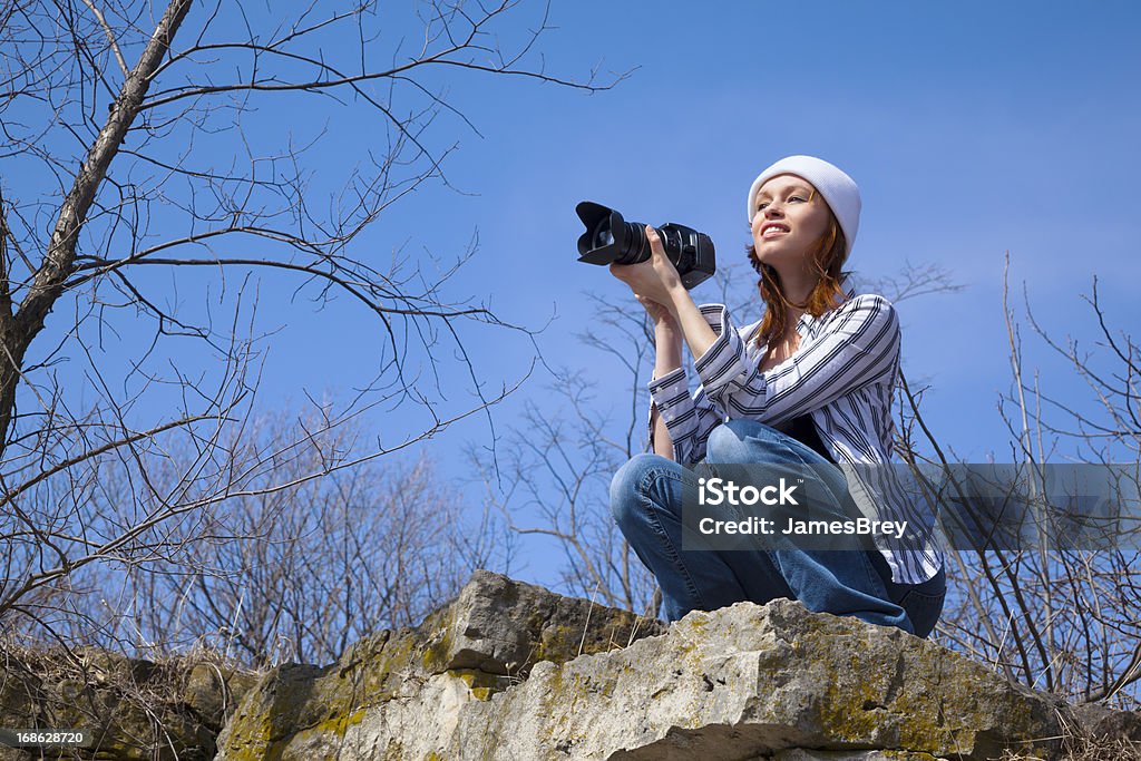 Молодая женщина фотограф, наслаждаясь природой исследования - Стоковые фото Ландшафт роялти-фри