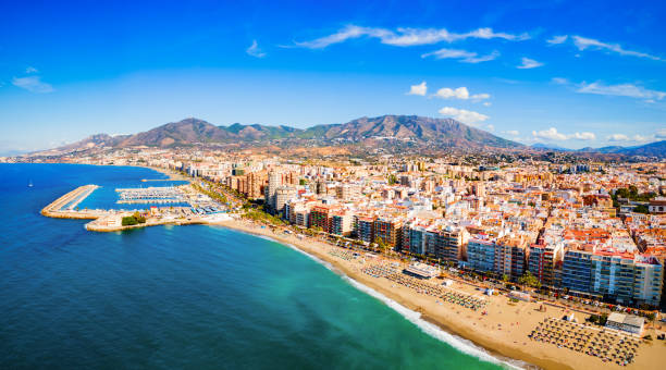 playa de la ciudad de fuengirola y puerto vista panorámica aérea - marbella fotografías e imágenes de stock